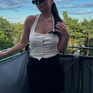 Halterneck topp - Från Gina och är som ny, endast använd en gång. Storlek M och säljer för 100kr