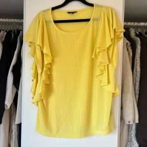 Gul tshirt  - Gul tshirt/blus från ellos. Storleken har suddats bort men gissar på strl 38/40? 