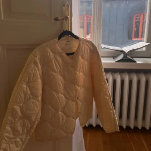 Mango jacka💕 - Säljer min super fina mango jacka i storlek 36 då den ej kommer till användning längre💕 Färgen är créme vit