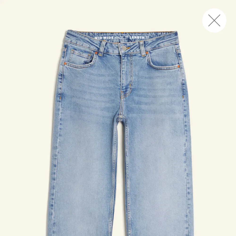 Blåa jeans som är midwaist och har wide/raka ben. Originalpris: 699kr. De är i storlek 26-32. På bilderna från hemsidan ser de lite ljusare ut än vad de egentligen är!💞. Jeans & Byxor.