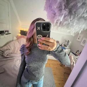 långärmad glittrig tröja med puffärm - långärmad glittrig tröja med puffärm för finare tillfällen, perfekt för nyår till exempel!🤍🤍 ny pris 300kr