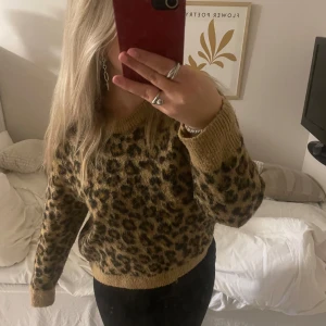Leopard tröja  - En stickad leopard tröja i st L, själv har jag S/M i tröjor så den e ganska liten i storleken 