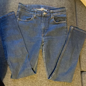  skinny jeans  - Mörkblå skinny jeans med vanliga bakfickor  Storlek (S)