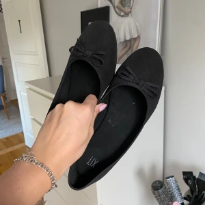 Svarta ballerinaskor - Fina svarta ballerinaskor från Din sko, storlek 40, bra skick🖤