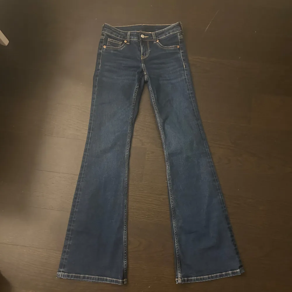 Mörkblå jeans i storlek 34, för långa för mig som är 165. . Farkut & Housut.