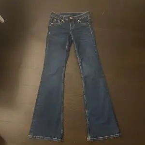 Mörkblå jeans i storlek 34, för långa för mig som är 165. 