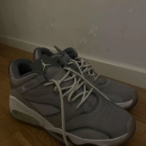 Jordan skor - Den är i väldigt bra skick då jag använt den fåtals gånger fast den har blivit ganska liten på mig.