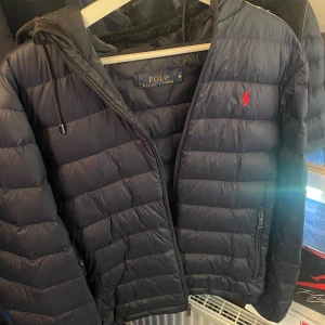 Polo jacka - Säljer denna snygga poli jacka för ett fint pris använder den inte längre. Den har en defekt och det är därför priset är billigare.😁