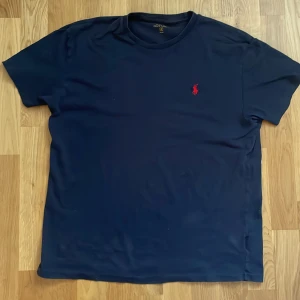 Marinblå Ralph Lauren T-shirt  - Tja, marinblå Ralph lauren tisha säljs nu. Storlek S. Kontakta vid ytterligare frågor.