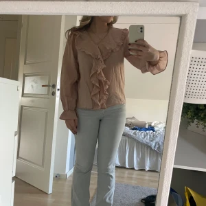 Volang blus - Fin blus med volanger som inte kommer till användning. Minns tyvärr inte vart den är ifrån och lappen är borta. Materialet är lite åt det tunna hållet men den är inte genomskinlig. Färgen är lite dassig rosa🩷