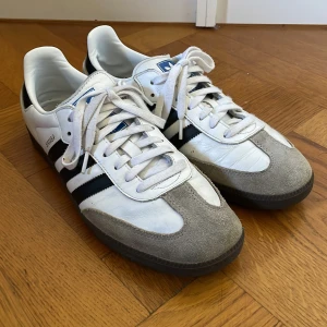 Adidas Samba - Snygga par vita adidas samba i Storlek 45 1/3. Passar till mycket och hör av dig vid frågor. Vid snabb affär kan pris diskuteras.