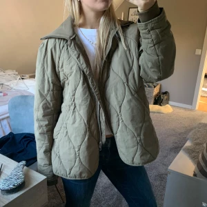 Grön höst jacka! - Så snygg jacka i khaki färg. Varm och go, från h&m strl s (jag är 167). Toppen skick! 