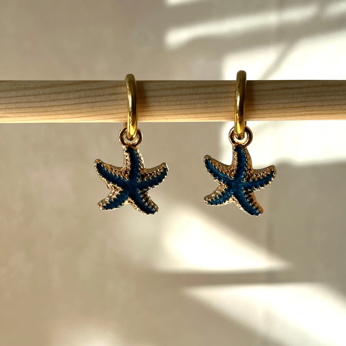 Guldörhängen med sjöstjärnor