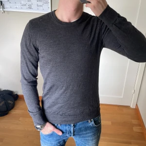 J.Lindeberg tröja - Riktigt skön J.Lindeberg tröja i storlek M men passar S-M. Den är riktigt schysst med sitt diskreta j.lindeberg emblem. Materialet är extremt skönt med en härlig premium känsla. För endast 600kr! Skick 10/10 inga fel på den! Modellen är 180, ca~70kg