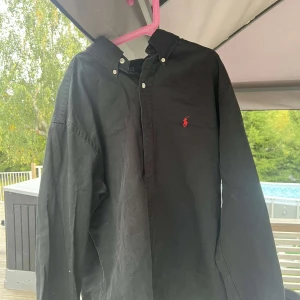 Polo Ralph Lauren - Hej den här skjortan säljer jag åt en vän då den e lite för stor för han den e aldrig använd helt ny jätte bra skick tveka inte på arg kontakta mig vid frågat 