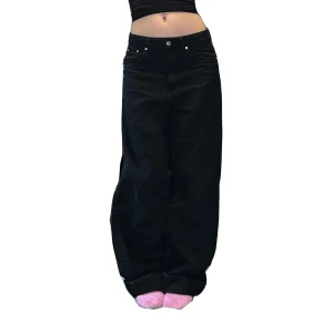 Baggy jeans - Säljer dessa skitsnygga svarta jeansen. De är stora på mig och sitter därför baggy. Byxorna är från gina tricot och har inga defekter. Skriv om du har fler frågor!💗