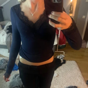 Intimissimi tröja - Intimisimi tröja med spets i mörkblå! Super fin och inga hål eller defekter. Storlek S