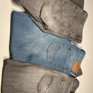 Jeans  - Riktigt bra skicka på alla jeansen och storleken ser ni på andra bilderna alla är i samma. 500 för alla 200 styck 