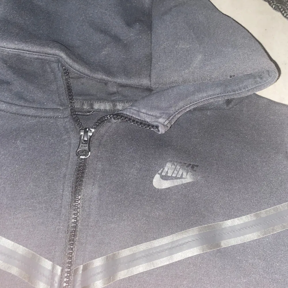 Nike teech fleece med bra skick. En liten skada vid vänster hörn på fleecen med väldigt litet och knappt märkbart. Köpt 2022 för 1100kr men knappt använd då den blev förliten ganska snabbt:). Hoodies.