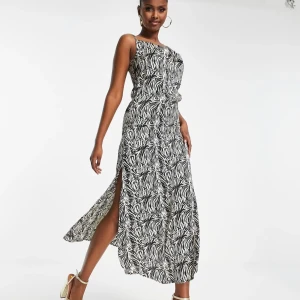 Zebramönstrad oneshoulder klänning - supersnygg zebramönstrad klänning. Klänningen är i ett lätt och bekvämt material som gör den skön att bära. 