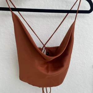 Satin topp - En snygg festlig satin topp! Aldrig använd då den inte passar mig😊