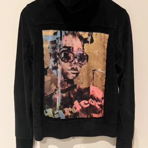 Limitato sammetshoodie - Skitcool limitato zip hoodie i sammet med dragkedjor i roseguld. Jättebra kvalitet och inga defekter ❤️‍🔥  Strl Xs men passar mig som är 176cm lång utan problem. 