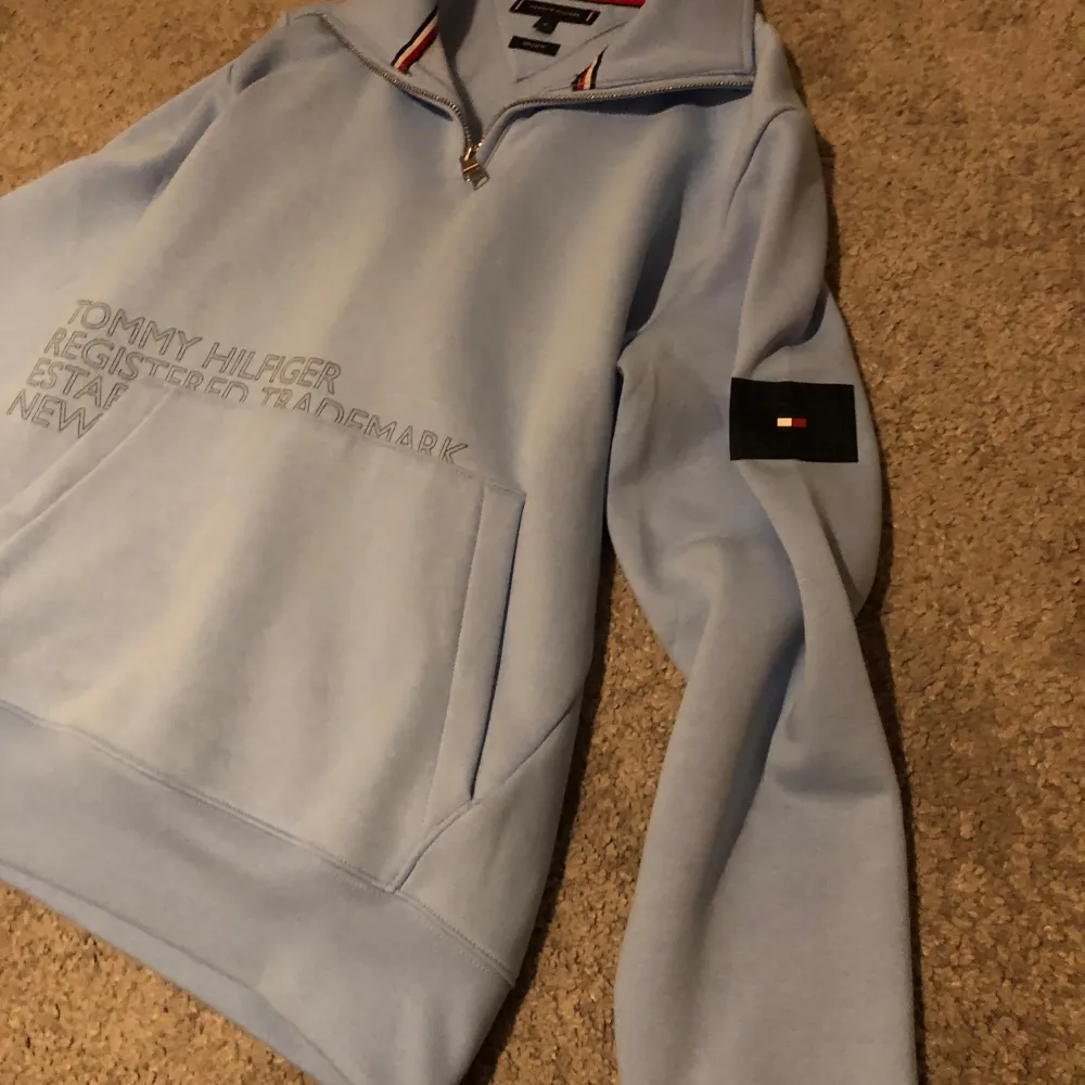 Tommy Hilfiger Quarter Zip. Helt oanvänd. Storlek S. Väldigt stilig, skön och mysigt material på insidan. Säljer för 500kr, nypris runt 8-900kr. Tröjor & Koftor.