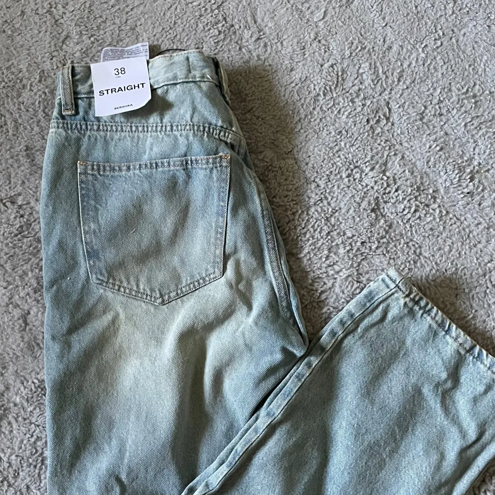 Jeans från Bershka aldrig använda. De är i storlek 38. Har aldrig använt dem. De är ej lågmidajde men inte heller högmidjade de är mellan. Ny pris 400. Jeans & Byxor.