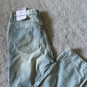Jeans - Jeans från Bershka aldrig använda. De är i storlek 38. Har aldrig använt dem. De är ej lågmidajde men inte heller högmidjade de är mellan. Ny pris 400