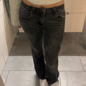 Svarta low rise jeans - Svarta low rise jeans utan fickor där bak