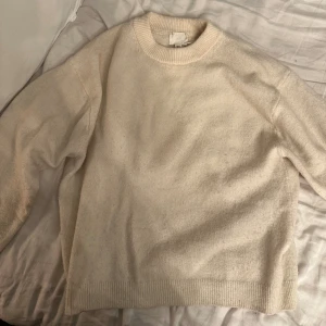 Stickad tröja - Så fin o mysig stickad tröja från h&m, lite noppriga men inget som syns när den sitter på🩷