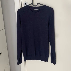 J.Lindeberg tröja (merinoull) - Tja! Säljer nu denna sjukt fina J.Lindeberg tröjan i merinoull! Tröjan är i mycket fint skick och är väll omhändertagen! Storlek S! Skriv vid frågor eller om bilder!