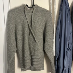 Stickad tröja - Säljer minsticladd hoodie 