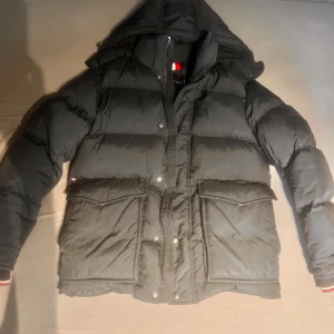 Tommy Hilfiger Jacka - En utmärkt Tommy Hilfiger jacka perfekt för hålla bort kylan med dens gosiga insida, det är strlk S men sitter perfekt som M, lite flaws på slutetet av ena armen men inget märkvärdigt,skick 8/10. Skriv gärna vid intresse🙌
