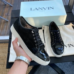 Lanvin  - Säljer dessa sjukt feta lanvin cap toe med glansig tå. Size uk6 vilket motsvarar 40-41 men passar större! Skick 7/10. Kan gå ner i pris vid snabb affär. Hör av dig vid minsta lilla fundering!🤩