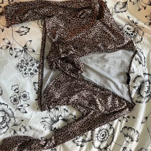 Långärmad topp leopard  - Super söt topp som man knyter fram till. Använd fåtal gånger. Går även att knyta runt sig då ”banden” är rätt så långa🩷