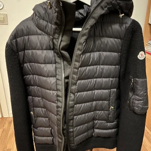 Moncler Cardigan - Moncler Cardigan i storlek M, (sitter en som S). Jätteskön höst / vår jacka.  Jättebra skick, använd sparsamt.