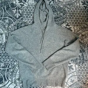 Säljer min sjukt fina Kashmir hoodie från Carmés! | Skick: 8/10 | Lappen har gått av | Den är använd men i mycket fint skick! | Nypris: 1,299kr Mitt pris: 899 kr | Stl: M passar S också | Vid frågor eller funderingar finns jag i DM! 📩 Mvh CVB Closet