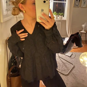 Svart blus  - Söt svart blus från YAS, använd men har inga defekter💓Storlek XS, men hyfsat stor så passar S bra också😍Skriv för fler bilder!☺️