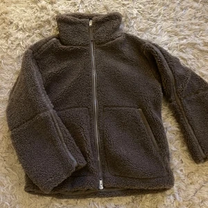 Teddy Jacka - säljer den populära teddy jackan från h&m som är slutsåld överallt. den är använd en gång och då insåg jag att jag inte tyckte färgen passade på mig. det är storlek S 