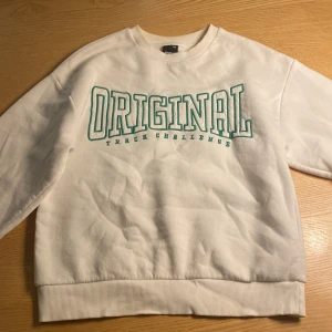 Sweatshirt - Snygg tröja med tryck, från Gina tricot, helt oanvänd.❤️