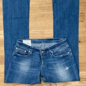 Dondup jeans - Riktigt schyssta Dondup jeans med goa slitningar och en skön tvätt.  W28
