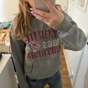 Hoodie - Skön hoodie från champion. Lite sliten i ärmen men inget man tänker på💗