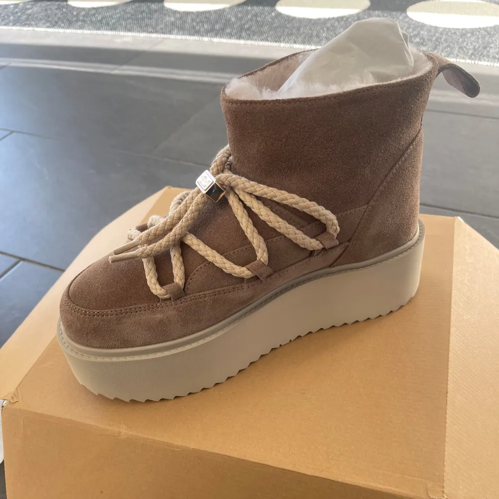 Säljer mina inuikii classic low platform i beige. Aldrig använda.. Skor.