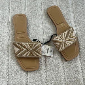 Sandler från zara  - Snygga Sandler från zara aldrig använda prislapp sitter kvar. 