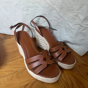 Kilklackar  - Så fina kilklackar från Mango i strl 38. Endast använda vid två tillfällen. Köpta för 700kr