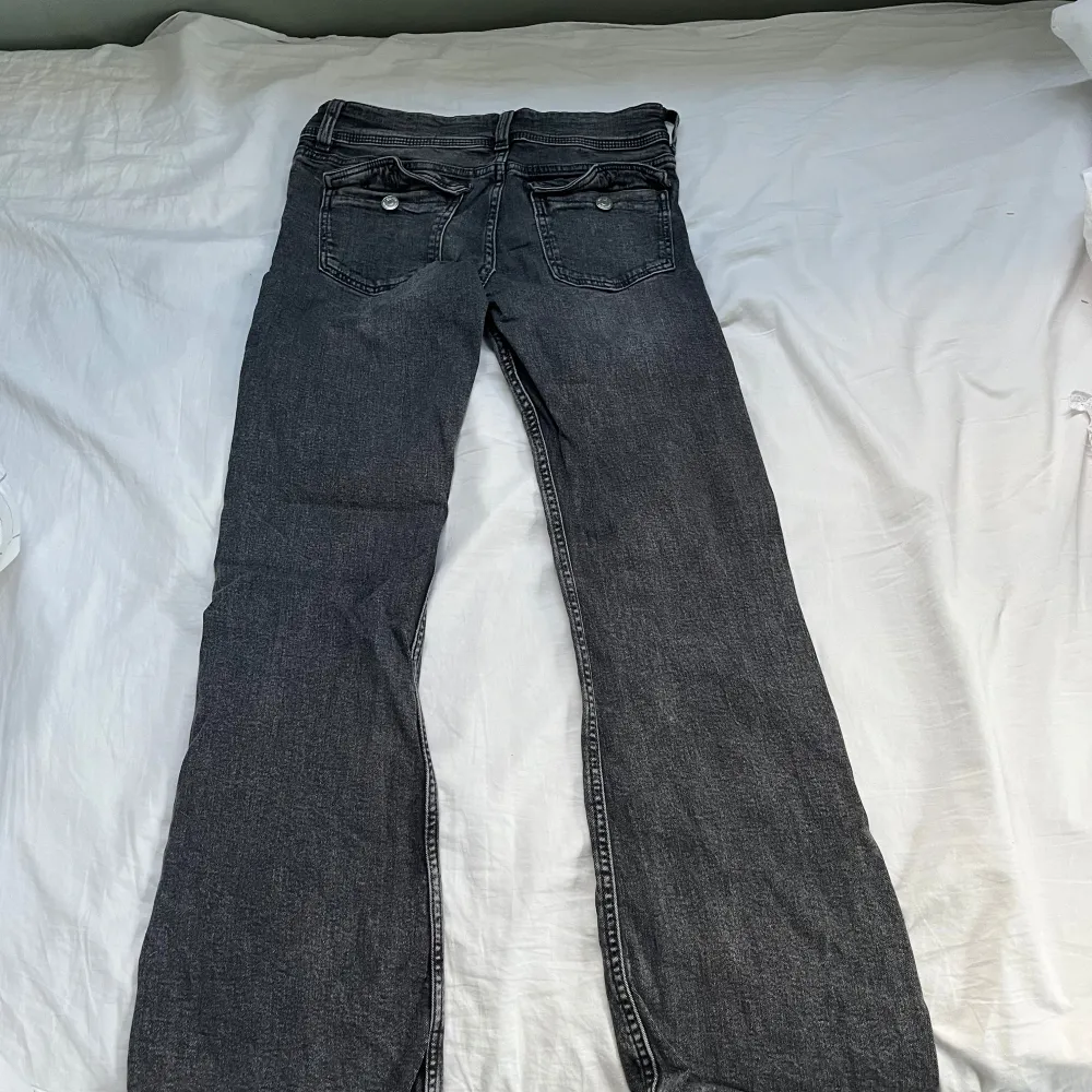 Dem är perfekta knappt använda.Storlek 158.Från Gina Tricot.dem är utsvänganda/bootcut  Kan diskutera pris . Jeans & Byxor.