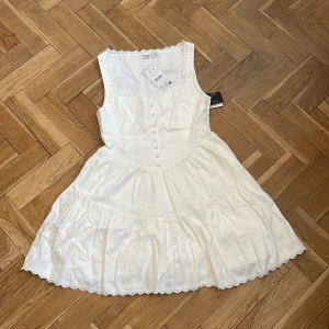 Vit klänning - Superfin, helt oandvänd