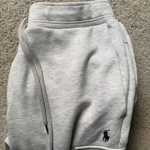Polo Ralph Lauren Mjukisbyxor - Säljer ät min bror. Äkta Ralph Lauren byxor. Storlek S och bra skick. Hör av er vid frågor eller fler bilder 💗 