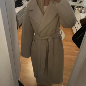 Gina Tricot kappa  - Helt ny lång kappa från Gina tricot. Aldrig använd 